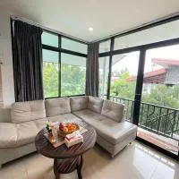 Peaceful garden Luna House، فندق في Ko Kong Nui