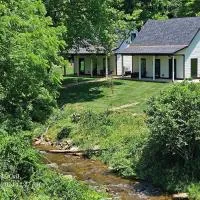Life's Good Creek Side Retreat, hotel sa Brevard