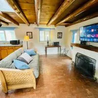 Casita Azul: Cozy Historic Adobe Retreat in Santa Fe, hotel en Santa Fe