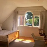 Spanish Mission Hideaway with pool and garden, hotel v destinácii Hastings