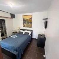 Renovated Gem 15 mins train to Paris, hotel u gradu Sarsel