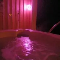Love-Room Spa de la TRUFFIERE โรงแรมในBertric-Burée