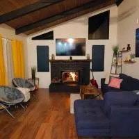 Beautiful Renovated Cozy Forest Home with Hot Tub in Crestline, hotel u gradu 'Crestline'