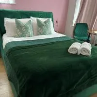 The Lily Pad near Poole Dorset Self contained private entrance and free parking, hotelli kohteessa Poole