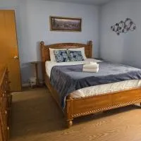 Entire 2-bedroom, 2 bath home with parking and newly renovated floors, hotel i Canton