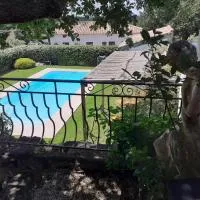 Au pied du Luberon, hotell i Les Taillades