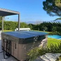 Magnifique villa avec piscine, Jacuzzi et Baignoire Balnéo, מלון בUpie