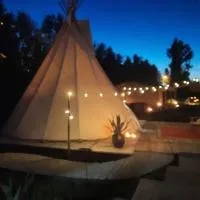 Tipi Marie met hotutub in de tuin, מלון בKaprijke