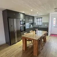 Lux House, Jennett's Park، فندق في براكنيل