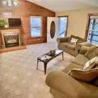 Eastern Red Cabin - Giant Spa Tub, Peaceful Location, hotel di Eureka Springs