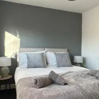 Comfy 1 BR Apartment - Sleeps 2 with Free Parking!、セント・ヘレンズのホテル