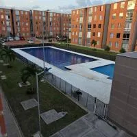 Apartamento con parqueadero y piscina, hotell i Ibagué