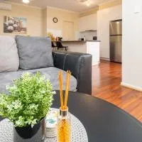 4 BR Home with Garage- short walk to shops, cafe, dining, and supermarkets – hotel w mieście Smithfield