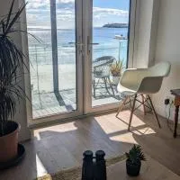 Charming Beachfront Apartments, Best Sea Views in Tramore, hotel u gradu Tramor