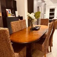 Spacious 5 Bedroom Home in Central Kidderminster with Private Parking and Electric Vehicle Facilities, Easy Access to Birmingham and Nearby Towns, hotel u gradu Kiderminster