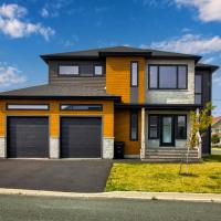 New Golfers Dream Modern Patio King Bed, hotel near St. John's International Airport - YYT, St. John's
