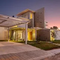 Golf View Home by StayJade Luxury HugeLawn4BHK, hotel di Hosur