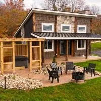 Valley View Resort Cabin #4, 2-Bed, Modern-Luxury with Hot Tub in Canaan Valley, WV, מלון בדייוויס