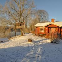 Cozy Home In Borlänge With Lake View, hotel poblíž Letiště Borlange - BLE, Borlänge