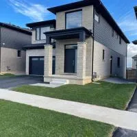 Bright Private 2BR Suite Near Niagara Falls Family-Friendly, хотел в Fonthill