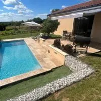 Maison Climatisée avec piscine, hotel din Carlux