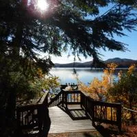 Paddler's Rest Lakeside Cabins and Motel، فندق في Long Lake