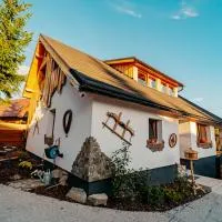 Šumiac Village - jedinečné ubytovanie s wellnessom pod Kráľovou hoľou – hotel w mieście Šumiac