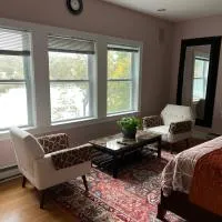 Sunny river view suite, hotel en Quaker Hill