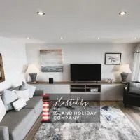 25 Breakwaters - Beach Hut is Included with this Dog Friendly Lux Apartment with Balcony, Stunning Sea Views over to Culver Cliffs & Free Parking, hotelli kohteessa Sandown
