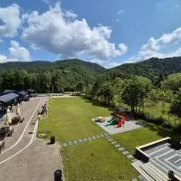 Holiday Village Tarcau, хотел в Tarcău-Gheuca