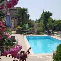 VILLA LUCIJA WITH POOL AND TENNIS COURT NEAR BEACh, hotel v destinaci Funtana