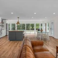 Comforting Lakeside Retreat in Gated Community, hotel i Macon