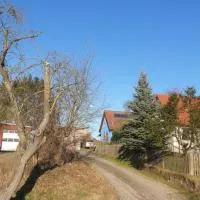 Blaues Haus-Urlaub mit Alpakas oder nur eine schöne Unterkunft in der schaalseergion, מלון בCarlow