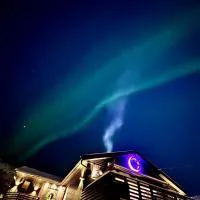 Modern Apartment with Aurora & Midnight Sun Views, Close to Snow Dome, ski slopes Store & Bus Stop, Free Parking, hotel Tromsøben