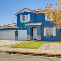 Pool Table and Charcoal Grill Home in Victorville!, hotel poblíž Southern California Logistics Airport - VCV, Victorville