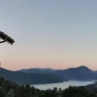 T2 vue lac serre ponçon piscine & tennis, hôtel à Prunières