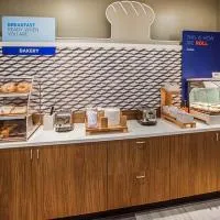 Holiday Inn Express Hotel & Suites Coralville by IHG、コーラルビルのホテル