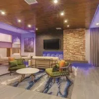 Fairfield Inn & Suites by Marriott Kansas City Shawnee, хотел в Шоуни