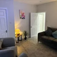 3 Bedroom home, with 4 beds, parking, walk to station & town centre families and business visitors welcome, hotel a Ormskirk