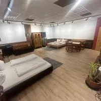 Nous Cafe & Restaurant – hotel w mieście Krumnussbaum