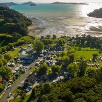 Coromandel Shelly Beach TOP 10 Holiday Park, готель у місті Коромандел