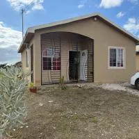 Finest Accommodation Phoenix Prk Village 1,Phase 4 lot 1347, 26 Sheawater Ave, hotell i Portmore