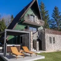 CASA NATURA - charming chalet with hot tub, hotel u gradu Tuk Vojni