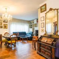 Alpine Townhouse Escape, hotel in Ballabio