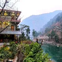 Tirthan Grand Riverside, hotel em Banjār