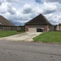 4BR 2BA Family Home On a Lake, hotel in Gonzales
