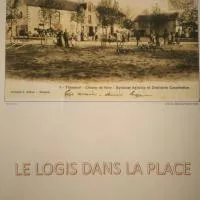 Le Logis dans la place appartement de deux chambres، فندق في Thouarcé
