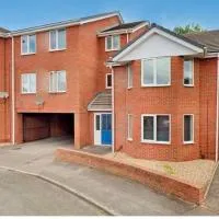 Comfy 2-bedroom Flat with Private Parking, Hotel in Dudley