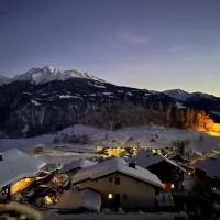 Neu-renovierte - Nov 24 - 2,5 Zi Wohnung mit Traum-Aussicht，位于法莱拉的酒店