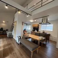 サウナやバーベキューなどペットと楽しむ八ヶ岳貸別荘ハチん家, hotel di Hokuto